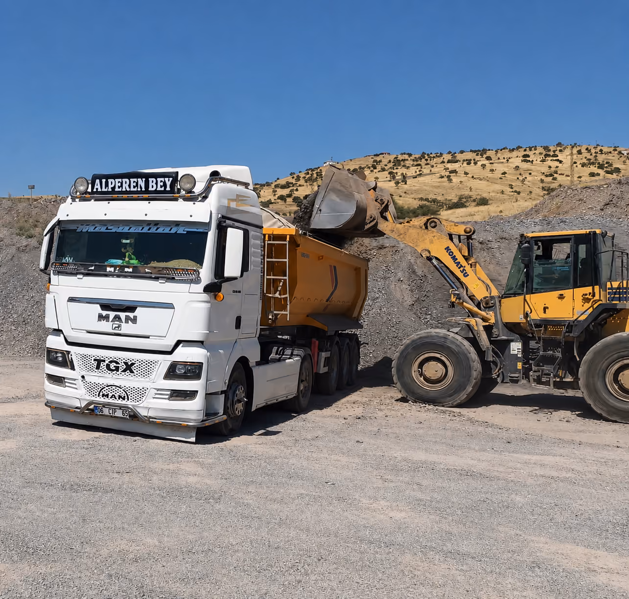 Ocakta yükleyici ve damperli kamyon ile hafriyat çalışması